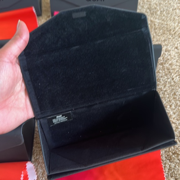 6 Quay Cases and Cloth Cleaner - Picture 6 of 7